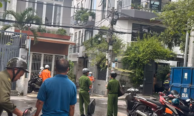 Cháy nhà 5 tầng kèm nhiều tiếng nổ ở TPHCM, cả hẻm náo loạn
