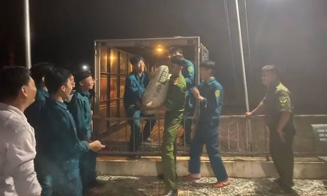 Hình ảnh di dời người dân ra khỏi vùng ngập úng do thủy điện Trị An xả lũ