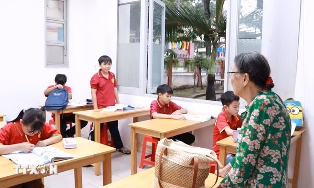 Bà giáo bán vé số nuôi 'lớp học tình thương' suốt 10 năm ở TPHCM 