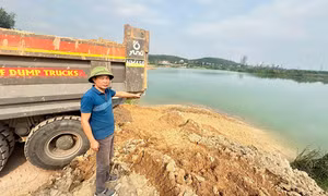 Khởi tố giám đốc doanh nghiệp đổ gần 180 tấn bùn thải ra môi trường