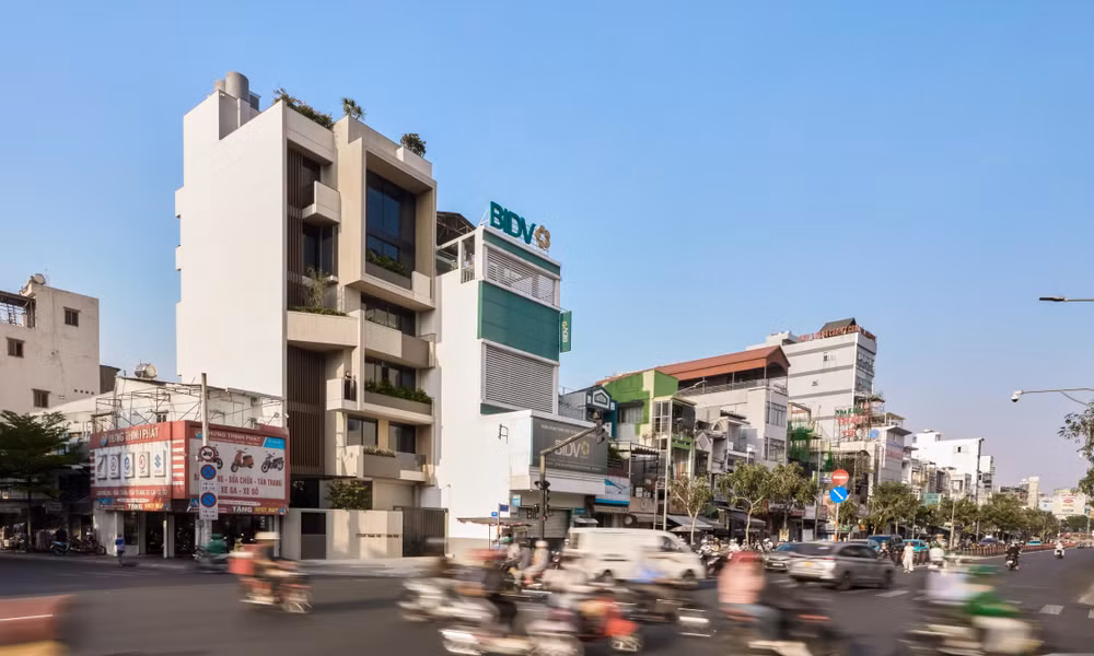 Nhà phố 7 tầng ngập tràn ánh sáng và cây xanh