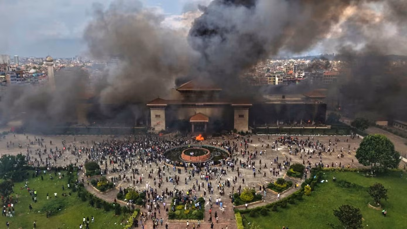 san-bay-dong-cua-khach-du-lich-mac-ket-vi-bao-loan-3.png