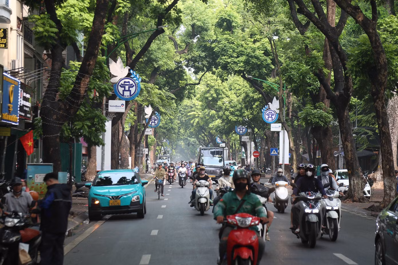 du-khach-den-cac-bieu-tuong-cua-ha-noi-the-nao-khi-cam-xe-xang-trong-vanh-dai-1-13.png