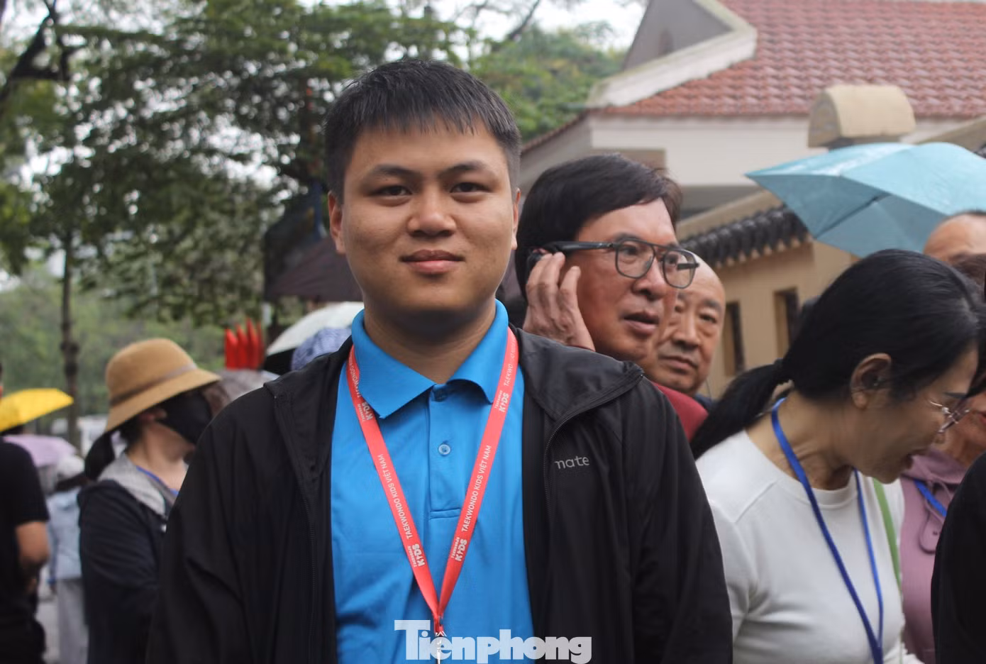 tp-khach-nuoc-ngoai-doi-mua-tham-chua-chien-viet-nam-1.png