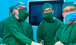 Bỏ điều trị, nam sinh sống ngoài đảo suýt mất mạng vì thủng dạ dày