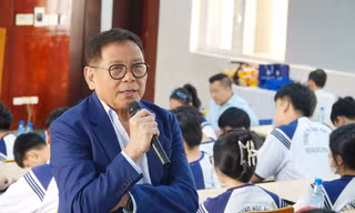 GS Dương Nguyên Vũ: ‘Hãy dùng tư duy phản biện để làm chủ AI, đừng trở thành nô lệ cho công nghệ’