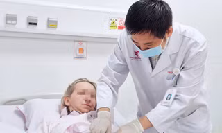 Cứu sống nữ du khách Latvia vỡ đại tràng vì ung thư