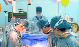 Đại phẫu ‘2 trong 1’ cứu bệnh nhi mắc bệnh lý kép hiếm gặp