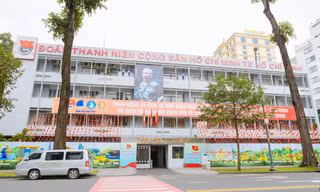 Đường phố TP. HCM rợp bóng cờ hoa trước ngày Quốc khánh 2/9 