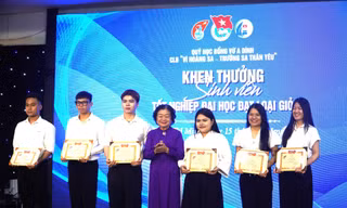 Quỹ học bổng Vừ A Dính trao 150 suất học bổng cho các tân sinh viên