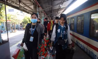 Sinh viên phấn khởi vì trường công bố lịch nghỉ Tết Nguyên đán từ sớm.
