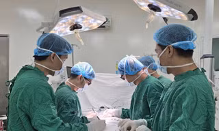 Người đàn ông bị xe tải cán ngang bụng, dập nát nội tạng