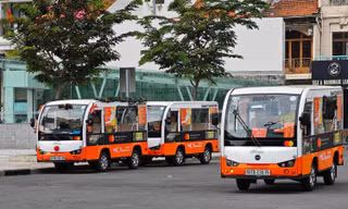 TPHCM sốt ruột tìm đường cho xe điện du lịch bị 'khóa bánh' 