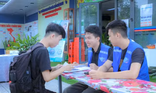 Ký túc xá ĐHQG TP. HCM tăng cường sinh viên tình nguyện hỗ trợ chỗ ở cho tân sinh viên