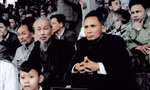 Chủ tịch Hồ Chí Minh cùng Thủ tướng Phạm Văn Đồng dự khán trận khai trương sân Hàng Đẫy giữa đội tuyển Phnôm Pênh (Campuchia) với đội tuyển Hải Phòng. (Ảnh: Viên Hồng Quang phục dựng màu từ ảnh tư liệu của TTXVN)