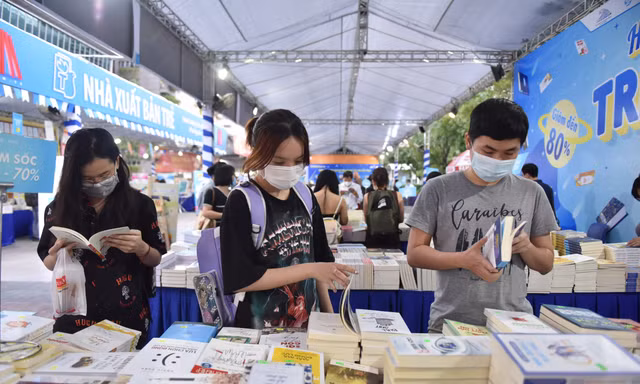 Sách rẻ tiền đang lên?