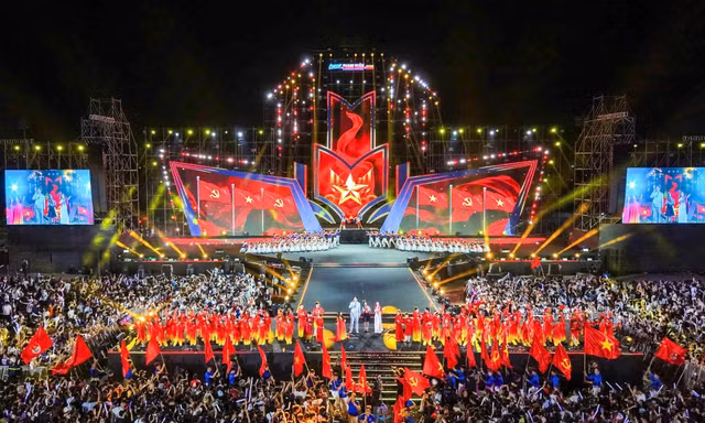 Màn kết concert Thanh xuân khiến hàng chục nghìn người xúc động