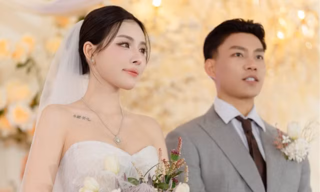 Khoảnh khắc cô dâu công khai có con gái riêng ở lễ cưới Văn Thanh gây sốt