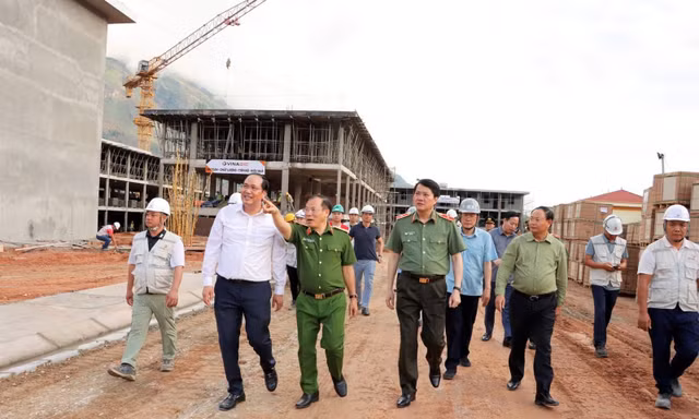AMACCAO cùng lực lượng Công an vượt núi hiểm trở, gieo chữ nơi 'một tiếng gà gáy ba nước cùng nghe'