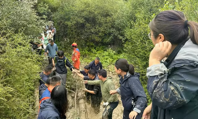 Sơ tán khẩn cấp hơn 2.300 người khỏi 'thiên đường hạ giới'