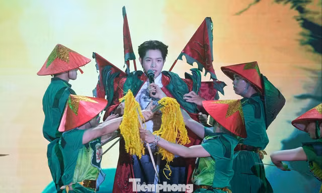 Đức Phúc lần đầu hát 'Phù Đổng Thiên Vương' ở hội Gióng 