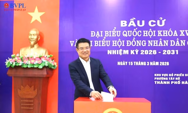 Viện trưởng Viện KSND tối cao Nguyễn Huy Tiến bỏ phiếu bầu cử tại Hà Nội