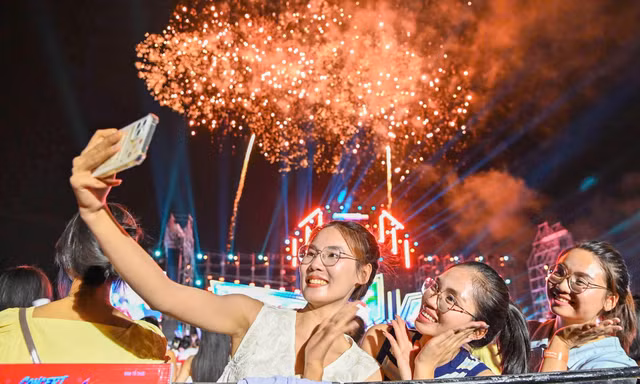 Mãn nhãn màn pháo hoa 15 phút ở Mỹ Đình