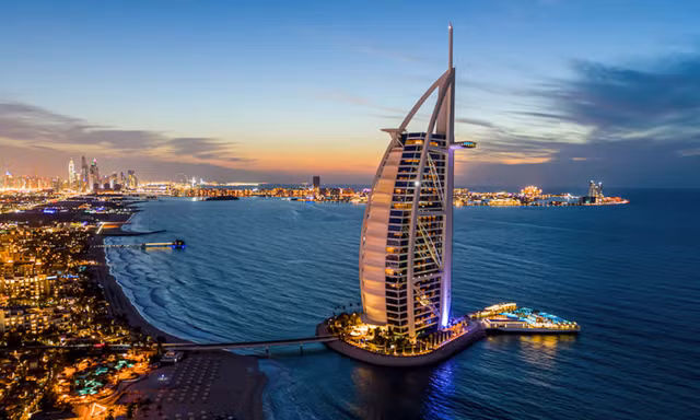 Hé lộ về khách sạn dành cho giới siêu giàu vừa bốc cháy ở Dubai 