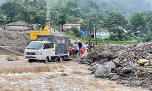 Mưa lớn kéo dài, công an dùng xe chuyên dụng chở học sinh vượt suối đến trường