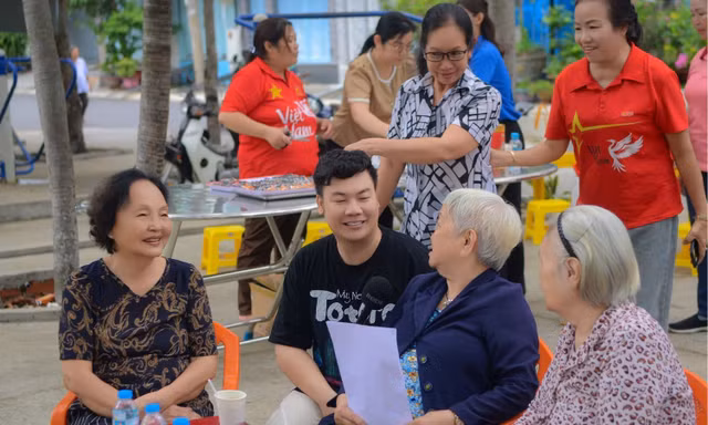 TP.HCM: Ra mắt dự án "Bữa sáng kết nối - Nghe sách cùng người cao tuổi"