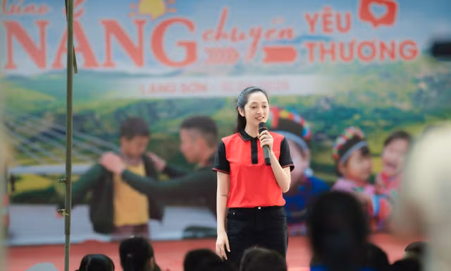 Bảo Anh trao yêu thương đến mầm non vùng biên giới, hòa giọng hát cùng học sinh