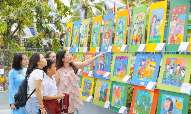 Bước vào hai thế giới: Triển lãm tranh của teen khiến người xem thấy chính mình
