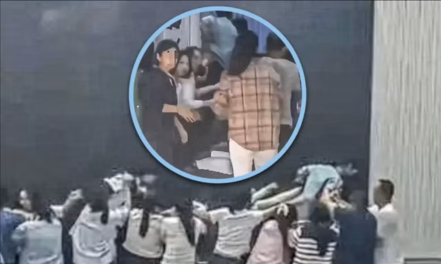 ‘Bài tập tội lỗi’: Trường học Trung Quốc bị chỉ trích vì để học sinh bước qua ‘cây cầu người’ của phụ huynh 