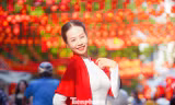 'Nàng thơ' tạo dáng chụp ảnh trên phố Hàng Mã phủ đỏ sắc cờ mừng Quốc khánh 2/9