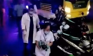 Cảnh sát giao thông hỗ trợ xe khách chở sản phụ trở dạ tới bệnh viện