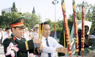Lãnh đạo TPHCM dâng hương các Anh hùng liệt sĩ 