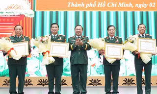 Trao Huy hiệu 35 năm tuổi Đảng ghi nhận những cống hiến của 4 tướng Quân đội 