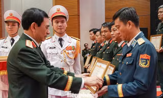 Bộ Quốc phòng tôn vinh người lính diễu binh, diễu hành
