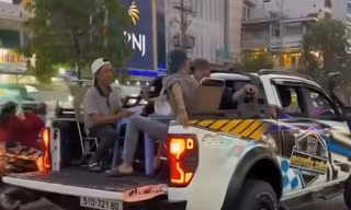 [Clip] Nhóm người ngang nhiên ăn uống trên thùng xe bán tải giữa đường TPHCM