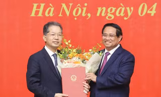 Thủ tướng trao quyết định tiếp nhận, điều động, bổ nhiệm 8 lãnh đạo các bộ, cơ quan