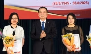 Báo Tiền Phong cùng các cơ quan báo chí nhận Bằng khen Bộ trưởng Bộ Tài chính. 