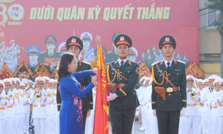 Phó Chủ tịch nước trao Huân chương tặng Đoàn Nghi lễ Quân đội