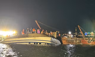 Vụ lật tàu ở Vịnh Hạ Long: Xác định 24 khách nam, 24 khách nữ, nhiều thanh niên, trẻ em
