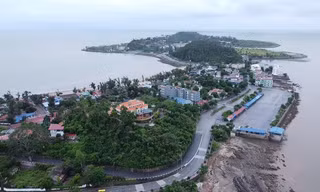 Bãi tắm khu 2 Đồ Sơn đông nghịt người dân đến tắm biển dịp hè.