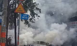 Ô tô 5 chỗ cháy trơ khung