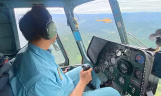 Quân đội tiếp tục chuyển hàng cứu trợ tới vùng lũ Nghệ An bằng trực thăng