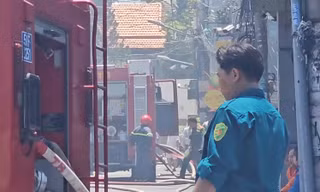 Cháy lớn kho hàng chứa nhựa ở TPHCM, khói đen phủ kín trời