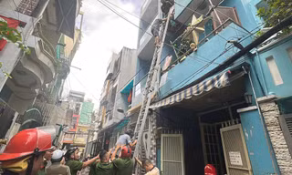 Cháy nhà ở TPHCM, giải cứu 2 người