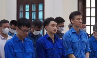 Bị cáo Nguyễn Tài Lộc (giữa ảnh) khai tại tòa.