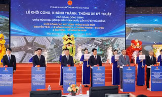 Các đại biểu bấm nút khởi công đồng loạt 13 dự án trọng điểm tại Hải Phòng.